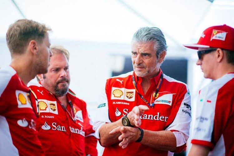 Maurizio Arrivabene (Zweiter von rechts) mit seinen Piloten und F1-Operationsleiter Gino Rosato