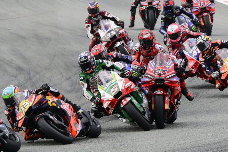 Zarco (5) räumte Bagnaia (63) aus dem Weg: Für den ging es geradeaus ins Kiesbett