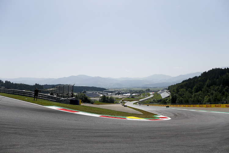 Spielberg: Blick vom Turn 3 nach unten. Auf Höhe der Tribüne könnte die Schikane (links in Fahrtrichtung) entstehen