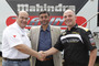 Die Mahindra-Manager Choonia und Shukla mit Eskil Suter