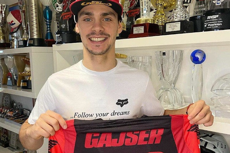 Tim Gajser verlost ein Renn-Shirt