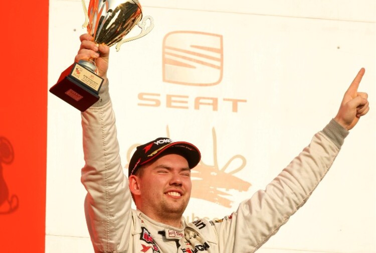 Andreas Simonsen jubelt über den Meistertitel.