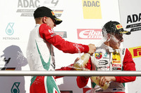 Freude bei Mick Schumacher und Juri Vips bei der letzten Siegerehrung