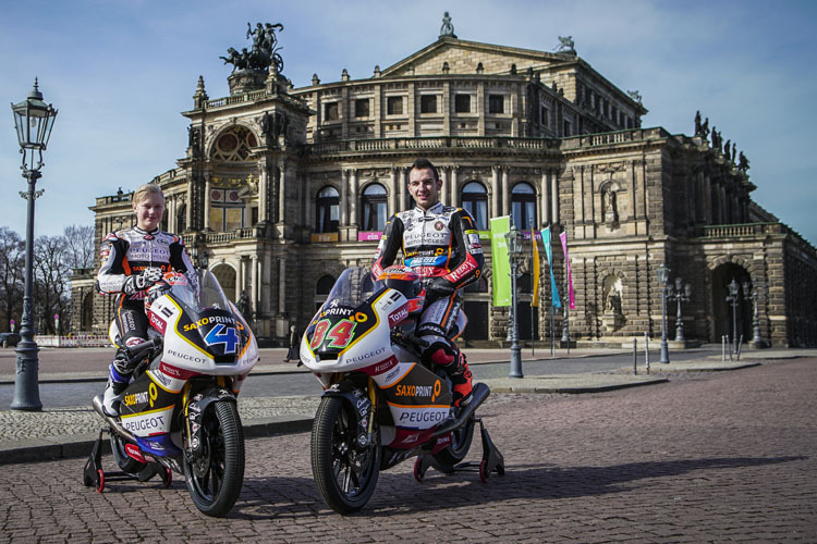 Patrik Pulkkinen (links) und Jakub Kornfeil vor der Semperoper