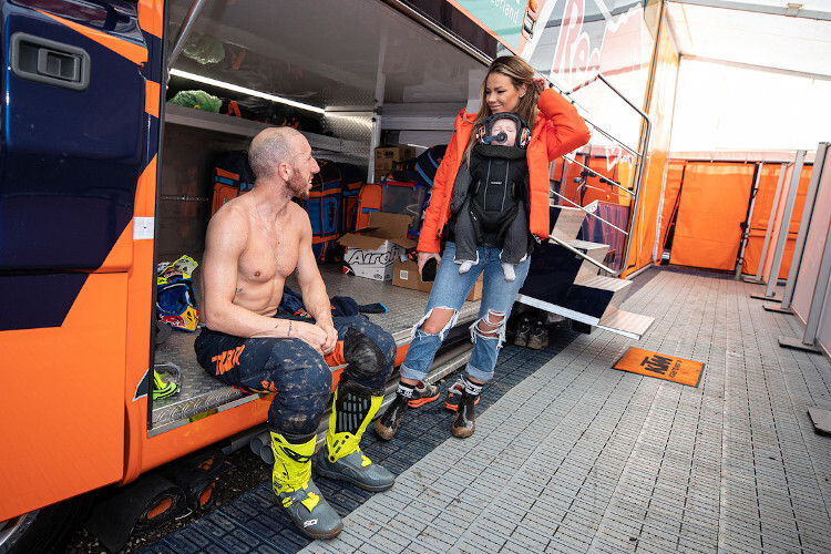 Antonio Cairoli mit Gattin Jill und Söhnchen Chase