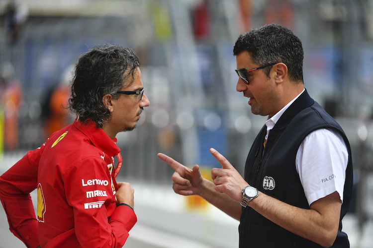 Ferrari-Sportchef Laurent Mekies mit Formel-1-Rennleiter Michael Masi