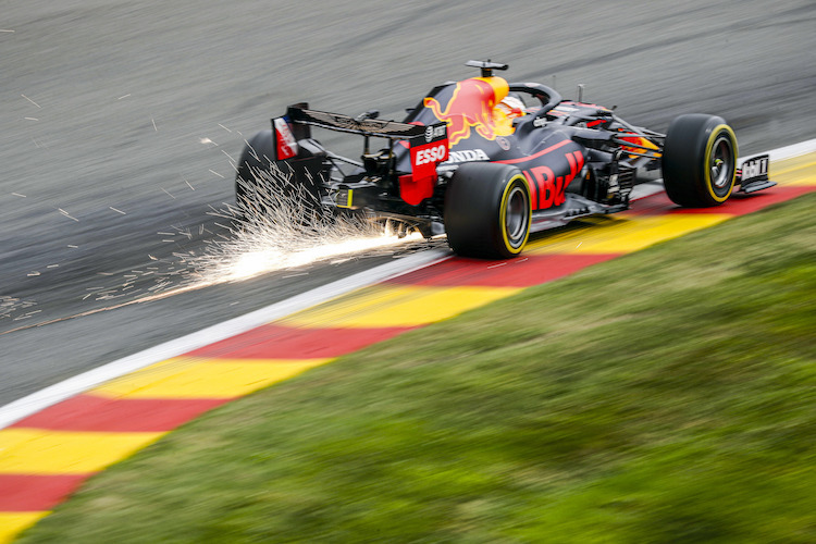 Max Verstappen mit funkensprühendem Rennwagen in Spa-Francorchamps