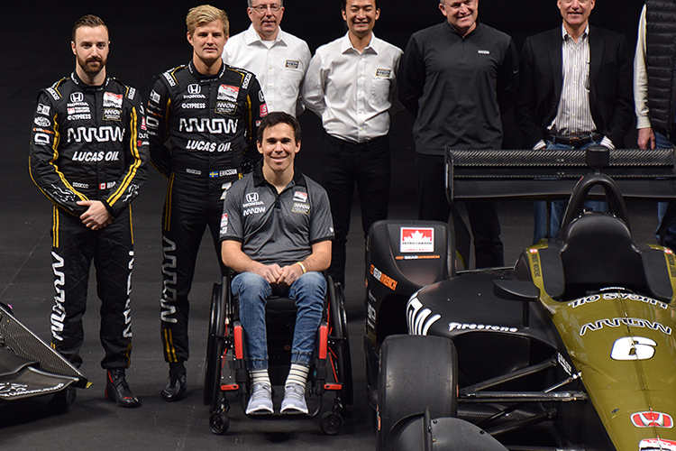 Robert Wickens bei der Enthüllung der Boliden