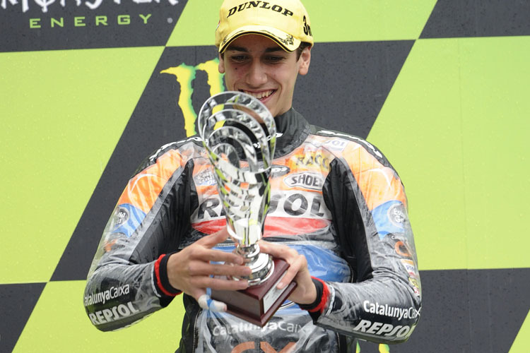 Alex Rins mit seinem ersten GP-Pokal