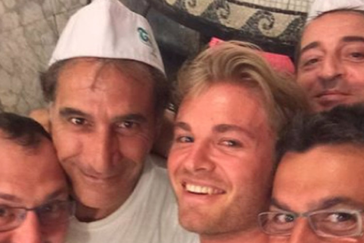 Nico Rosberg hat die beste Pizza von Napoli gesucht und gefunden