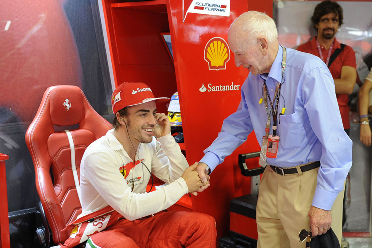 John Surtees zu Besuch bei Fernando Alonso