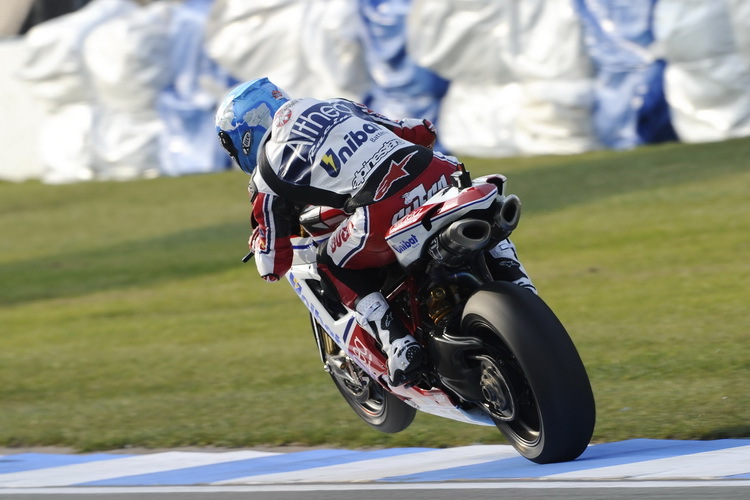 Carlos Checa lässt seine Ducati fliegen