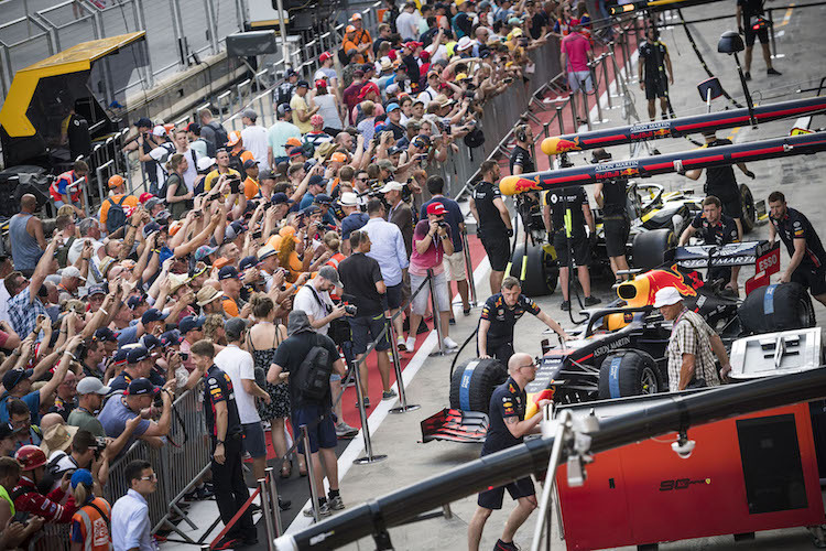 Tausende Fans nutzten die Chance, beim «Public Pitlane Walk» hinter die F1-Kulissen zu blicken