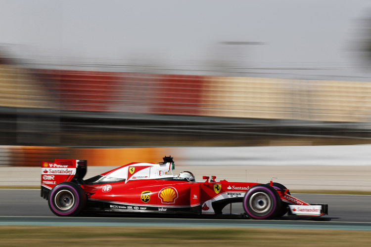 Pirelli freut's: Ferrari-Star Sebastian Vettel drehte auf den ultraweichen Reifen die schnellste Runde der Woche