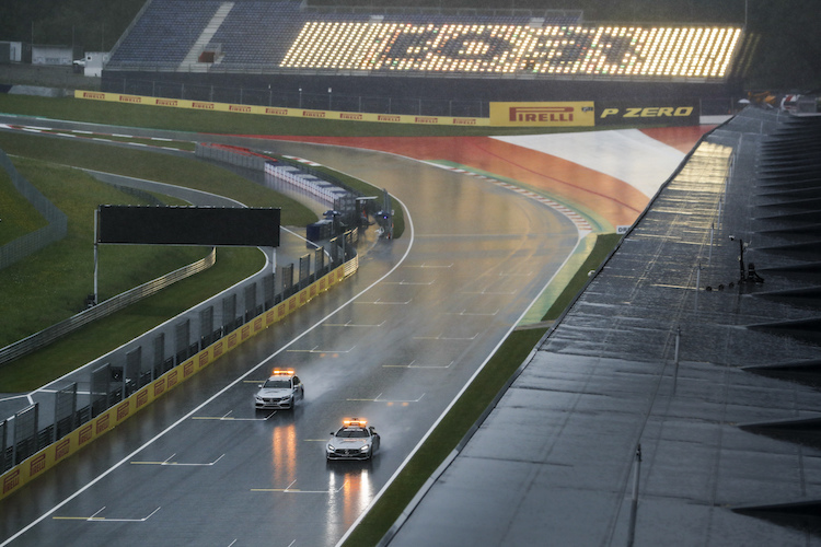 Safety-Car-Fahrer Bernd Mayländer und Medical-Car-Pilot Alan van der Merwe prüften die Streckenbedingungen