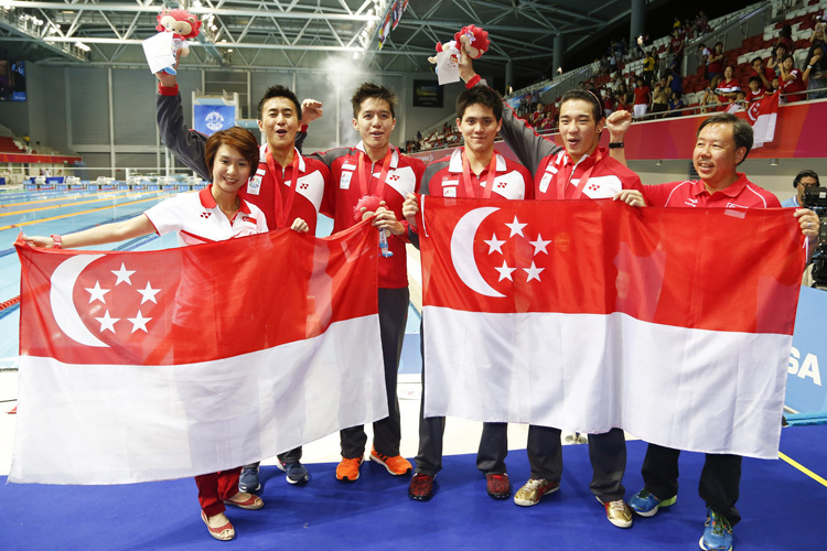 Low Yen Ling (ganz links) bei den Südostasienspielen 2015