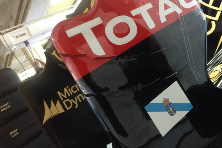 Die Galizien-Flagge auf der Heckflügel-Endplatte des Lotus