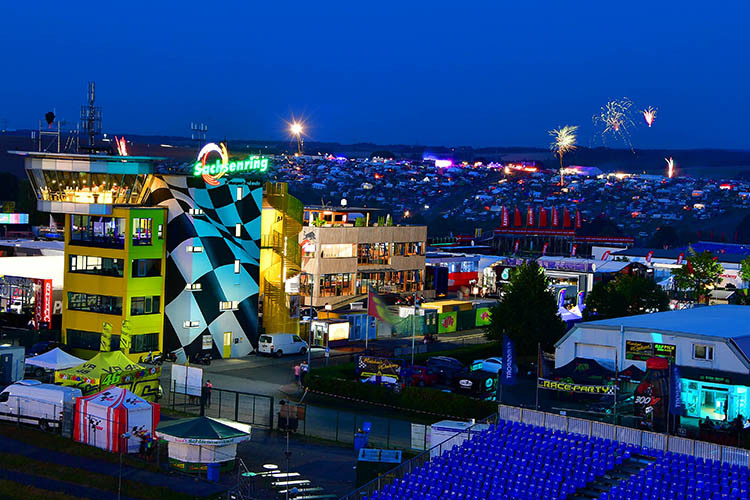 Auf dem Sachsenring geht der Rummel auch nach dem Einbruch der Dunkelheit weiter