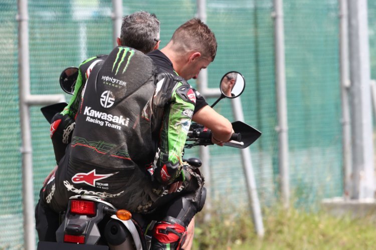 Das zweite Rennen beendete Jonathan Rea als Sozius auf einem Scooter