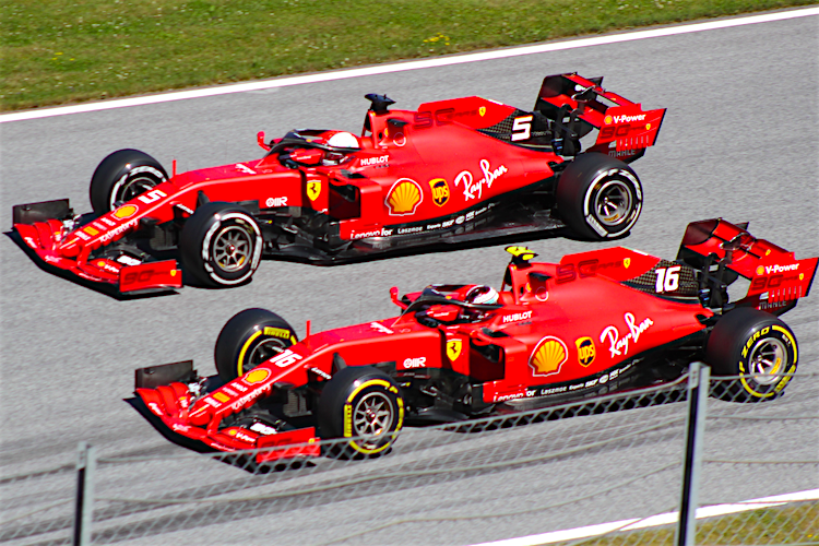 Die Ferrari von Sebastian Vettel und Charles Leclerc