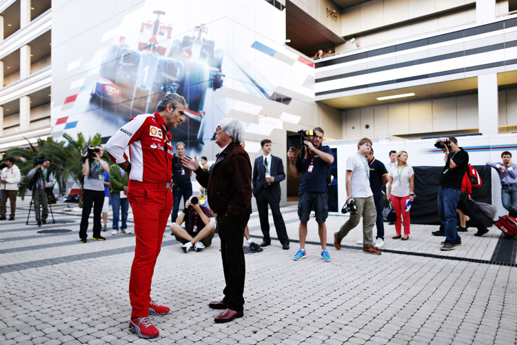 Bernie Ecclestone (im Bild mit Ferrari-Teamchef Maurizio Arrivabene): «Ich glaube, die Situation hat sich geklärt. Wenn sie einen Motor bekommen, dann sieht es gut aus…»