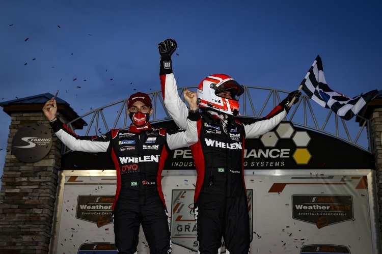 Felipe Nasr (mit Helm) und Pipo Derani gewinnen bei der IMSA in Sebring 