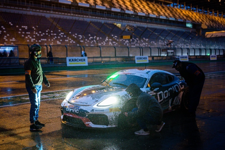 Der Porsche 718 Cayman GT4 in der Boxengasse des Lausitzrings