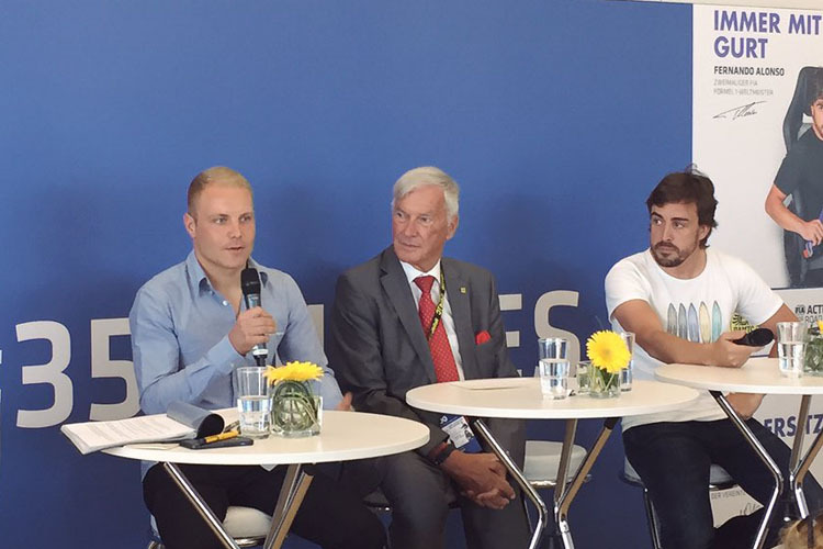Valtteri Bottas und Fernando Alonso setzten sich beim ÖAMTC in Wien für mehr Sicherheit im Strassenverkehr ein 