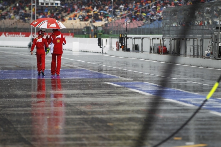 Felipe Massa unterm Regenschirm