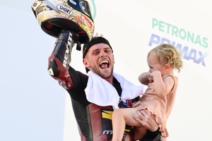 Jake Dixon mit seiner Tochter bei der Siegesfeier auf dem Podium)