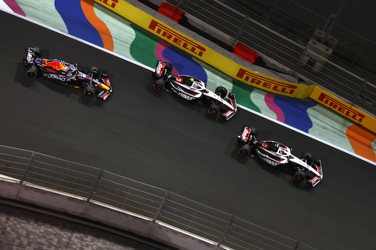 Max Verstappen jagt zu Beginn des Rennens die Haas-Piloten