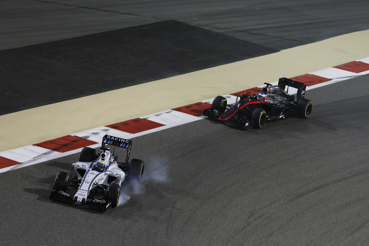 Felipe Massa vor Fernando Alonso