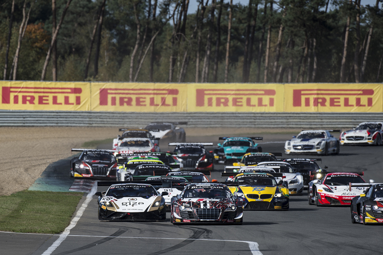 Der Start zum Quali-Rennen in Zoller, Vanthoor (#1) führt