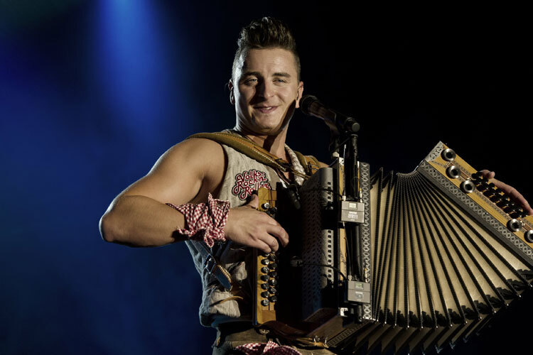 Andreas Gabalier singt die Nationalhymne