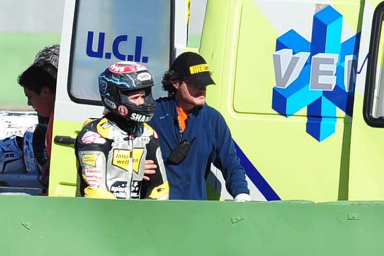 14. Februar in Valencia: Tom Lüthi wird nach dem Unfall beim Test betreut