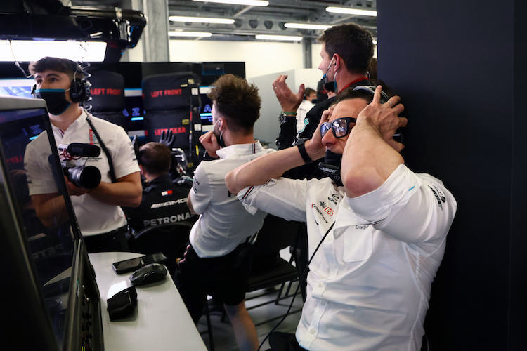 Zum Haare-Raufen: Toto Wolff beim Ausfall von Lewis Hamilton in Baku