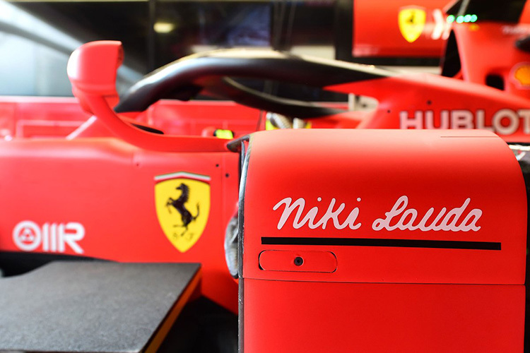 Ferrari mit einem Knicks vor Niki Lauda
