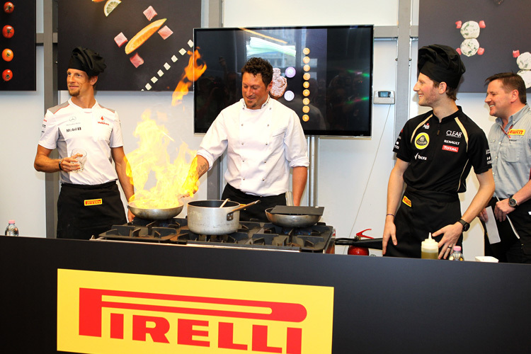 Passionierter Hobby-Koch: Romain Grosjean (im Bild bei einem Show-Kochen im Fahrerlager mit Jenson Button)