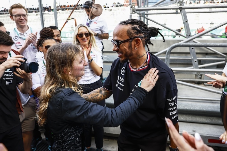 Der siebenfache Weltmeister gratuliert: Doriane Pin mit Weltmeister Lewis Hamilton