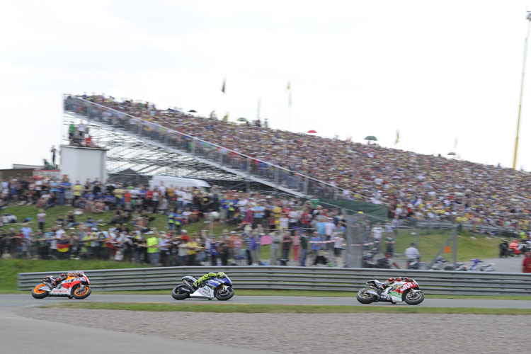 Sachsenring-GP 2013: Stefan Bradl führt hier noch vor Rossi und Márquez