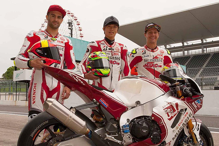 Das Team MuSASHI RT HARC-PRO Honda mit Aegerter, Mizuno und Forés (vrnl.)