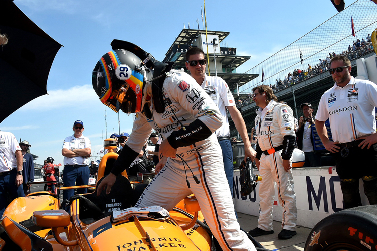 Fernando Alonso trat bereits in Indy mit seinem Helm im Retro-Look an  