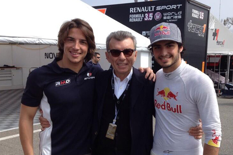 Roberto Merhi (links) und Carlos Sainz jr. (rechts) mit Jaime Alguersuari senior