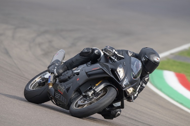 Mit der RSV4 Factory greift Aprilia ungeniert die Ducati Panigale V4 an, die ebenfalls 1100 ccm vorweisen kann