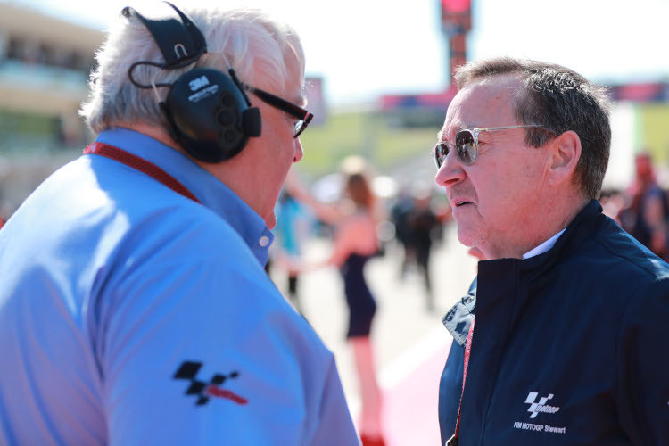 Der Vorsitzende der MotoGP-Stewards, Freddie Spencer (rechts), im Gespräch mit Mike Trimby