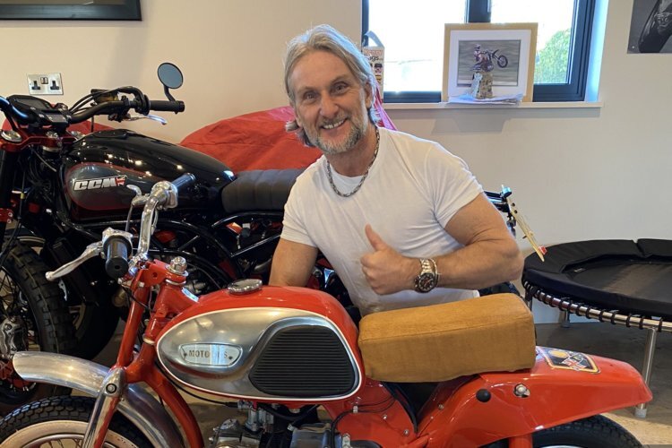 Carl Fogarty beschäftigt sich auch mit kleinen Dingen