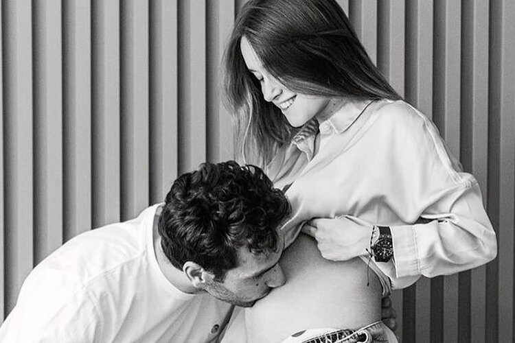 Alex Rins und Freundin Alexandra Perez präsentieren den Babybauch
