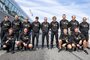 Pere Riba links neben Alex Lowes, Marcel Duinker recht neben Axel Bassani