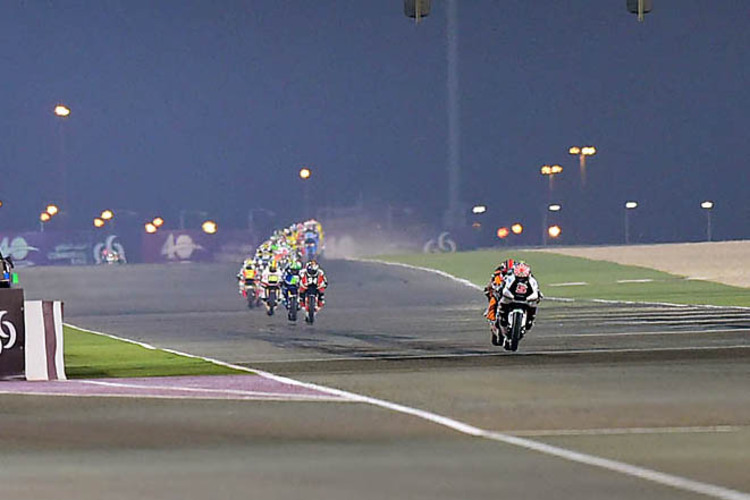 Das Rennen in Katar: Johann Zarco führt vor Sam Lowes und Jonas Folger, alle mit WP unterwegs