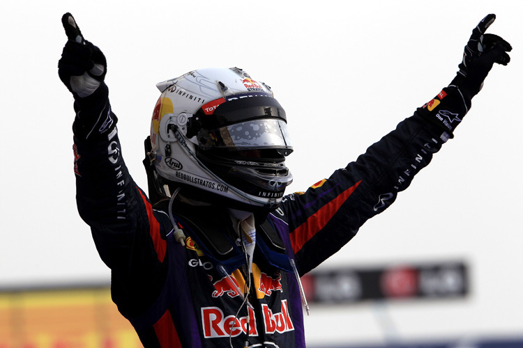 Der Ausserirdische: Vettel mit dem Helm von All-Springer Felix Baumgartner